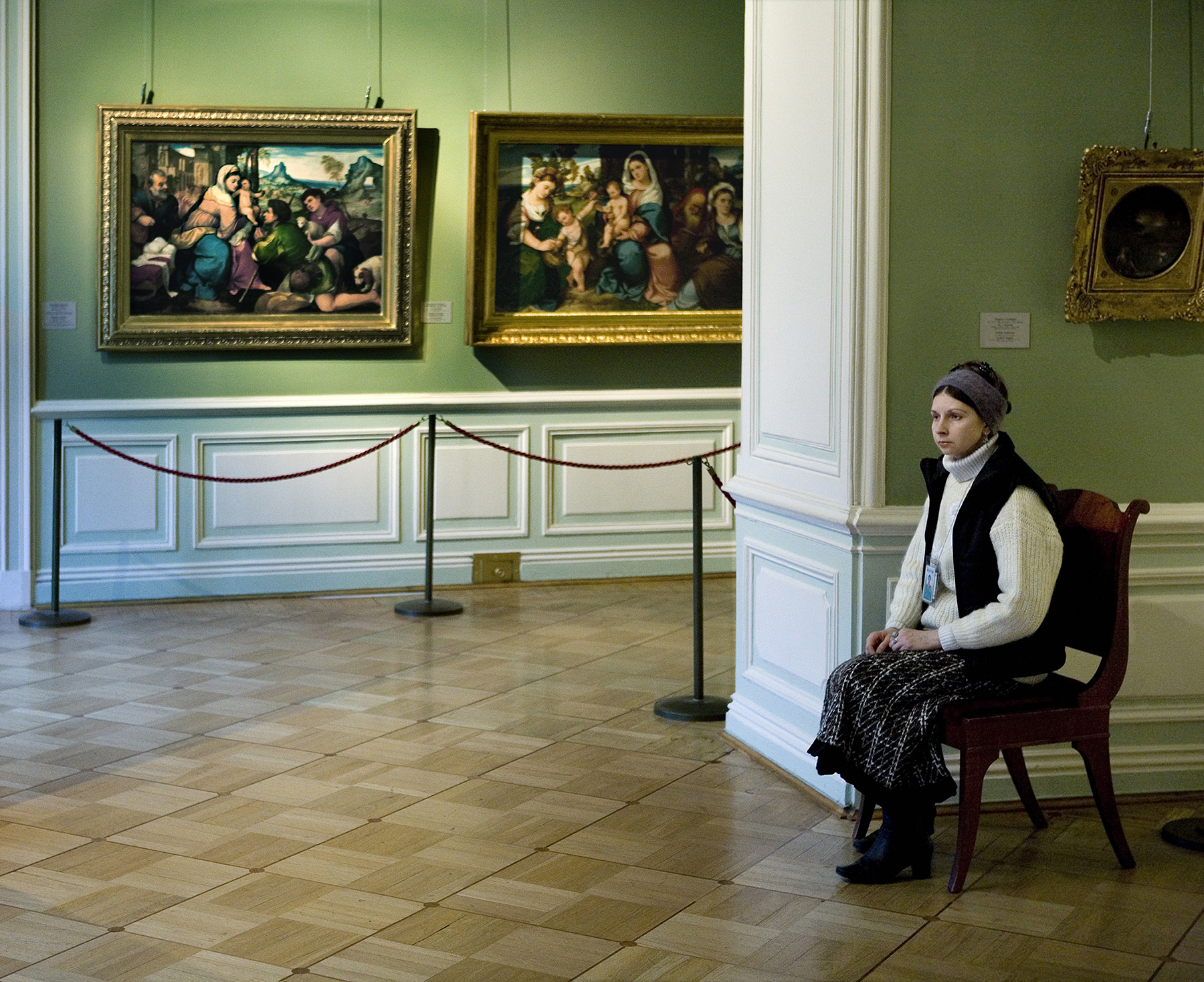 Картинка галерея фотографий. Энди Фриберг смотрительницы музеев. Эрмитаж Третьяковская галерея. Смотрительница Третьяковской галереи Нина Александровна. Смотрительницы музея Пушкина.